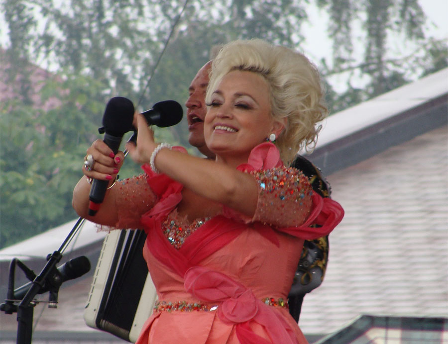 На Коренской ярмарке пела Надежда Кадышева На Коренской ярмарке пела Надежда Кадышева