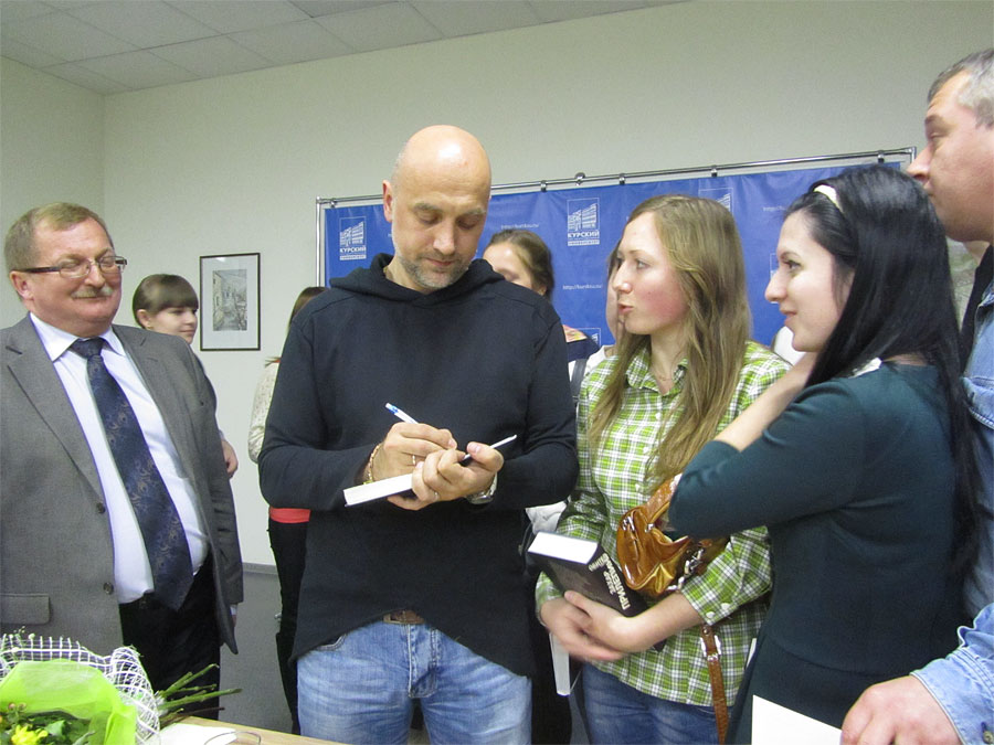 За автографами к писателю в Курске выстроилась целая очередь За автографами к писателю в Курске выстроилась целая очередь