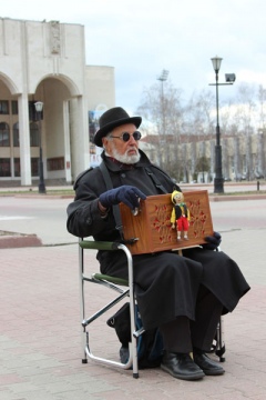 Выйдя на пенсию, Геннадий осуществил детскую мечту – стал бродячим музыкантом Выйдя на пенсию, Геннадий осуществил детскую мечту – стал бродячим музыкантом