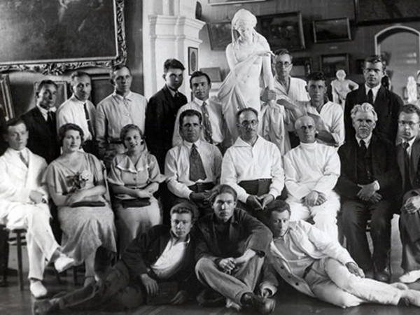 Групповая фотография курских художников в экспозиции галереи. Конец 1930-х Групповая фотография курских художников в экспозиции галереи. Конец 1930-х