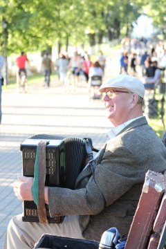 Аккордеонист в парке «Липки» у Соборной площади Аккордеонист в парке «Липки» у Соборной площади