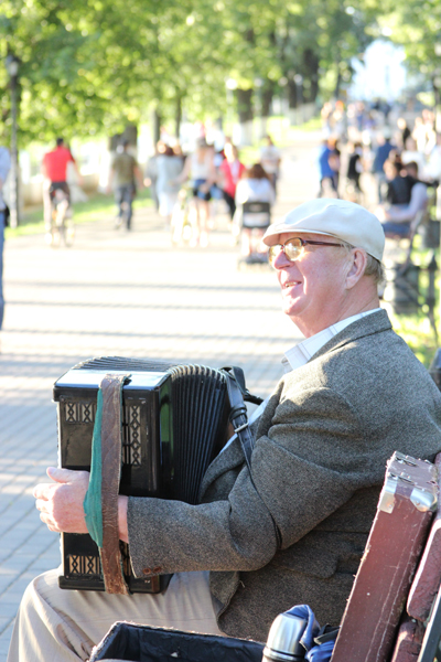 Аккордеонист в парке «Липки» у Соборной площади Аккордеонист в парке «Липки» у Соборной площади