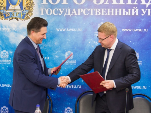 Ректор ЮЗГУ Сергей Емельянов и руководитель правового департамента «Сколково» Николай Аверченко: «Подписание соглашения о сотрудничестве – первый шаг к партнерству» Ректор ЮЗГУ Сергей Емельянов и руководитель правового департамента «Сколково» Николай Аверченко: «Подписание соглашения о сотрудничестве – первый шаг к партнерству»