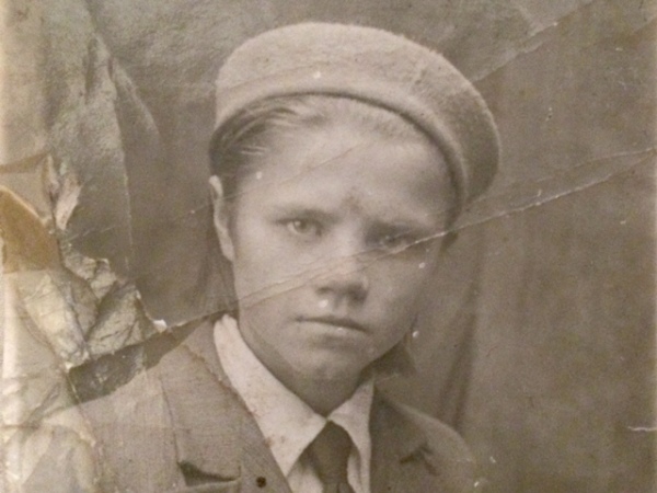 С маленькой пожелтевшей фотографии смотрит 13-летняя озорная девчонка. На обратной стороне подпись: «1940 год». Через несколько месяцев детство Саши Бурцевой закончится: начнется война С маленькой пожелтевшей фотографии смотрит 13-летняя озорная девчонка. На обратной стороне подпись: «1940 год». Через несколько месяцев детство Саши Бурцевой закончится: начнется война
