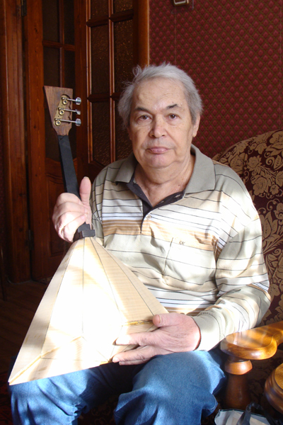 Валентин Ключаров уже 20 лет сам мастерит балалайки Валентин Ключаров уже 20 лет сам мастерит балалайки