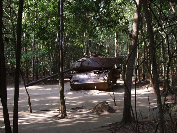 Музей находится большей частью под открытым небом, в джунглях, где посетителей встречает навечно застывший остов американского танка