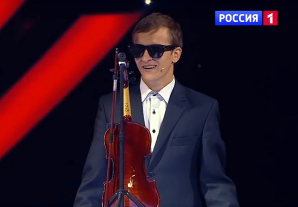 Эдуард Нехаев цокает языком, и от предмета идет своего рода отзвук, который можно услышать Эдуард Нехаев цокает языком, и от предмета идет своего рода отзвук, который можно услышать