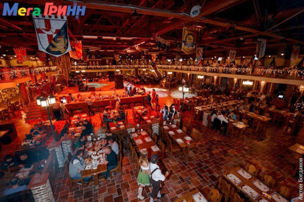 Двухэтажный ресторан-пивоварня «ГРИНН Beer» площадью 2000 квадратных метров вмещает полторы тысячи посадочных мест Двухэтажный ресторан-пивоварня «ГРИНН Beer» площадью 2000 квадратных метров вмещает полторы тысячи посадочных мест