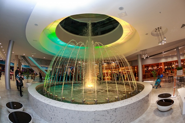 Центром притяжения стал удивительно красивый светомузыкальный фонтан с 12-метровой центральной струей, поднимающейся на два этажа!