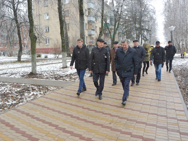 На снимке справа налево: Николай Овчаров, Николай Грешилов и Павел Грешилов оценивают тротуар от сельхозакадемии до проспекта Победы, выложенный разноцветной брусчаткой, с установленными изящными светильниками