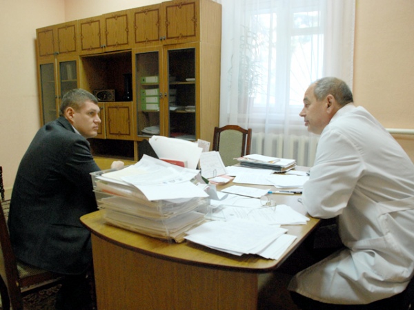 От главврача Геннадия Пыхтина депутат Павел Грешилов узнал о текущих делах учреждения От главврача Геннадия Пыхтина депутат Павел Грешилов узнал о текущих делах учреждения