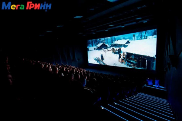 Зал «Премьер» вмещает 443 зрителя: благодаря современным технологиям и огромному экрану достигается эффект присутствия, погружения в гущу событий, происходящих в фильме Зал «Премьер» вмещает 443 зрителя: благодаря современным технологиям и огромному экрану достигается эффект присутствия, погружения в гущу событий, происходящих в фильме