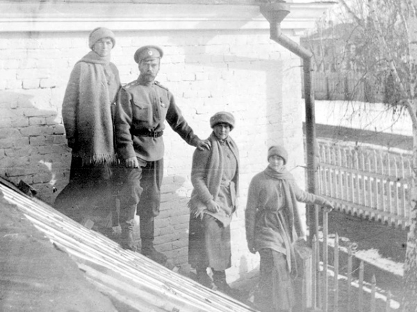 Царская семья в ссылке в Тобольске. Зима 1917 года