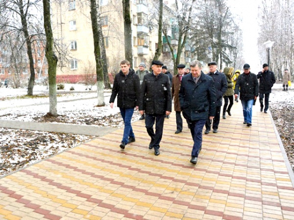 Всего за полтора месяца уложено 1500 квадратных метров тротуарной плитки, более 700 метров бордюров, устроены газоны, установлены опоры наружного освещения со светильниками Всего за полтора месяца уложено 1500 квадратных метров тротуарной плитки, более 700 метров бордюров, устроены газоны, установлены опоры наружного освещения со светильниками