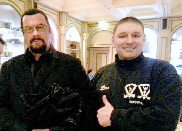 Знаменитый актер Стивен Сигал и президент WFF-WBBF России Андрей Басов Знаменитый актер Стивен Сигал и президент WFF-WBBF России Андрей Басов