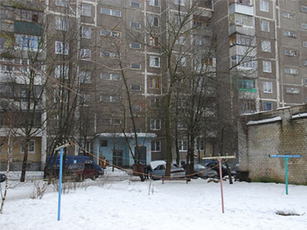 Когда вызванная жильцами многоэтажки бригада «скорой помощи», приехала к дому, Делюкин, получивший шесть огнестрельных ран от пуль калибра 5,6 миллиметра, был еще жив, но потерял много крови Когда вызванная жильцами многоэтажки бригада «скорой помощи», приехала к дому, Делюкин, получивший шесть огнестрельных ран от пуль калибра 5,6 миллиметра, был еще жив, но потерял много крови