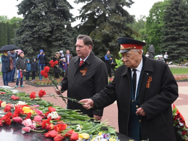 Утро 9 Мая началось с возложения цветов на мемориалах Утро 9 Мая началось с возложения цветов на мемориалах