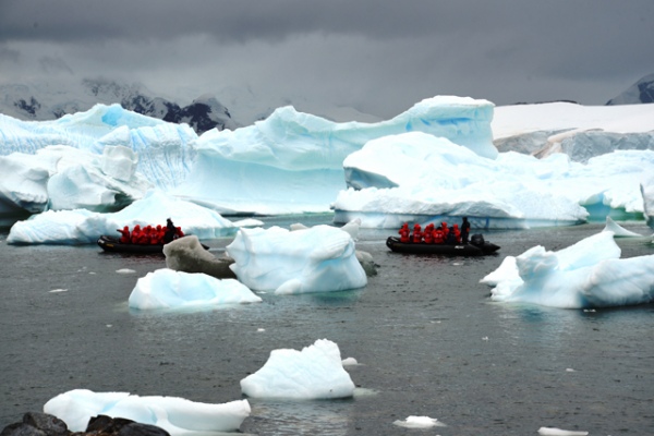 На лодках Зодиак через льды у берегов Антарктиды