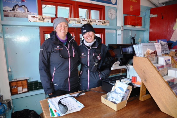 Волонтеры за прилавком сувенирного магазина на британской станции Порт-Локрой