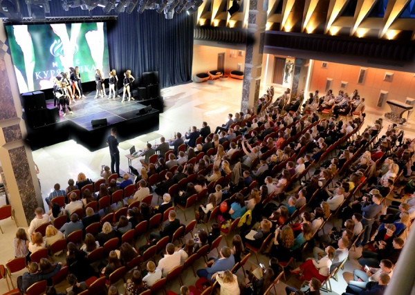 Конкурс «Мисс Куряночка-2017» прошел в Конференц-банкетном зале «Соловьиный» «МегаГРИННа», который идеально подходит для торжественых мероприятий