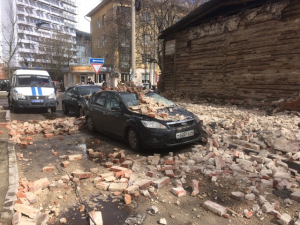В результате обрушения стены дома под завалами оказались два автомобиля