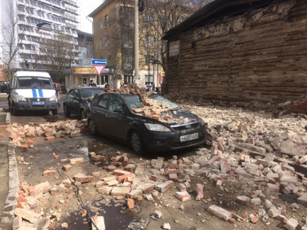 В результате обрушения стены дома под завалами оказались два автомобиля В результате обрушения стены дома под завалами оказались два автомобиля