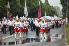 Праздничные мероприятия начались с торжественного шествия по главной улице Железногорска Праздничные мероприятия начались с торжественного шествия по главной улице Железногорска