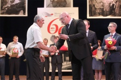 Государственными, ведомственными, областными и городскими наградами было отмечено более 1100 специалистов МГОКа и дочерних предприятий Государственными, ведомственными, областными и городскими наградами было отмечено более 1100 специалистов МГОКа и дочерних предприятий