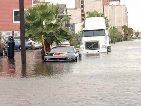 Уровень воды поднялся настолько, что затопило все первые этажи домов Уровень воды поднялся настолько, что затопило все первые этажи домов