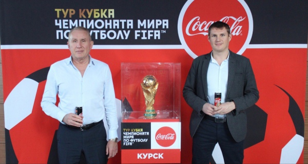 Генеральный и Управляющий директора АО «Корпорация «ГРИНН» Николай и Павел Грешиловы в своем офисе принимают Кубок Чемпионата мира FIFA Генеральный и Управляющий директора АО «Корпорация «ГРИНН» Николай и Павел Грешиловы в своем офисе принимают Кубок Чемпионата мира FIFA
