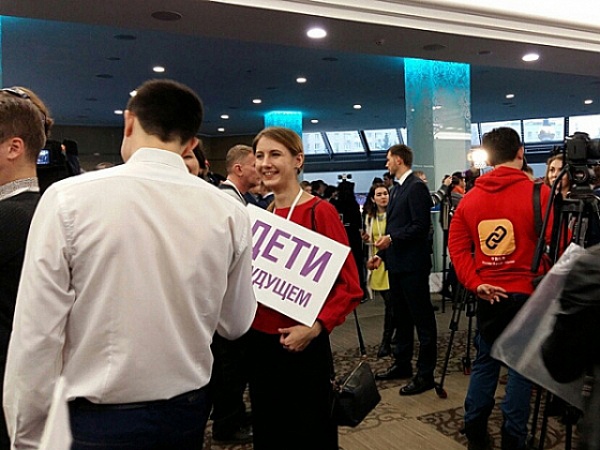 Впервые тщательно осматривали плакаты, взятые представителями СМИ с собой в надежде привлечь внимание президента. В этом году впервые ввели и ограничение по формату – не больше А3 Впервые тщательно осматривали плакаты, взятые представителями СМИ с собой в надежде привлечь внимание президента. В этом году впервые ввели и ограничение по формату – не больше А3
