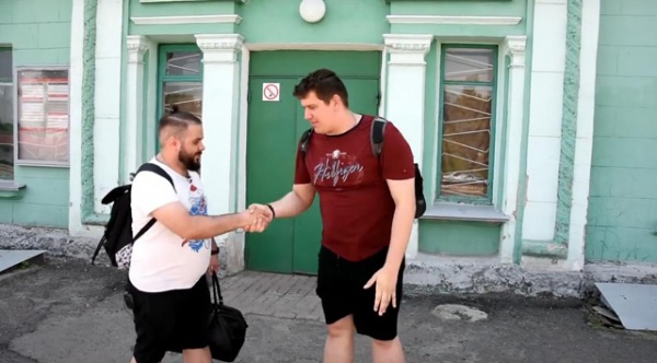 В шоу «Цуефа» ведущие определяют, кому достанется одна тысяча рублей, а кому десять, при помощи считалочки «Камень, ножницы, бумага» В шоу «Цуефа» ведущие определяют, кому достанется одна тысяча рублей, а кому десять, при помощи считалочки «Камень, ножницы, бумага»
