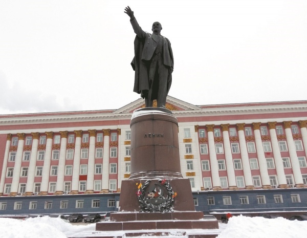 Памятник Ленину на Красной площади Курска установлен в 1956 году
