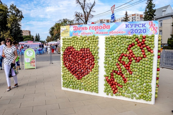 Зеленые и красные плоды стали «красками», с помощью которых гости фестиваля могли создавать огромные арт-объекты Зеленые и красные плоды стали «красками», с помощью которых гости фестиваля могли создавать огромные арт-объекты
