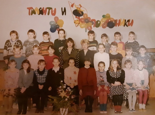 Юлия Галкина (улыбающаяся девочка в первом ряду) училась в школе №57 Курска Юлия Галкина (улыбающаяся девочка в первом ряду) училась в школе №57 Курска