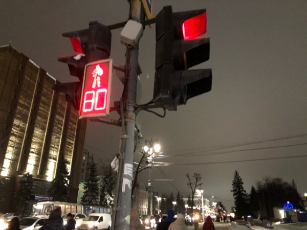 На некоторых перекрестках красный сигнал светофора теперь горит 80 секунд и более На некоторых перекрестках красный сигнал светофора теперь горит 80 секунд и более