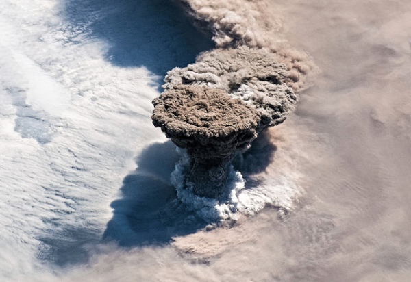 Извержение вулкана Райкоке 22.06.2019 г. Фото со спутника из космоса