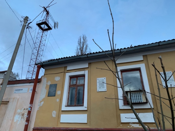 Дом Анатолия Уфимцева по адресу: улица Семеновская, 13, с ветряком во дворе