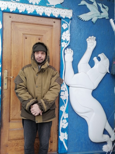 Евгений Коростелёв за три года превратил обычный дом в терем