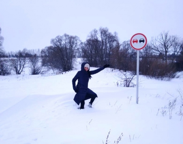 «О том, что тут проходит дорога, можно было догадаться лишь по торчавшим из сугробов знакам» «О том, что тут проходит дорога, можно было догадаться лишь по торчавшим из сугробов знакам»