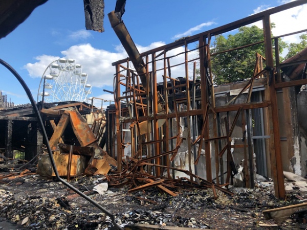 Руины сгоревшего кафе «украшают» парк с января 2020 года