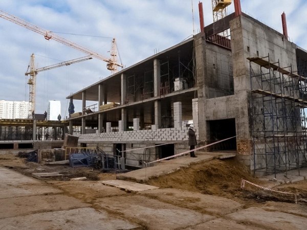 Школа с отдельным крылом для начальных классов рассчитана на 1000 учеников Школа с отдельным крылом для начальных классов рассчитана на 1000 учеников