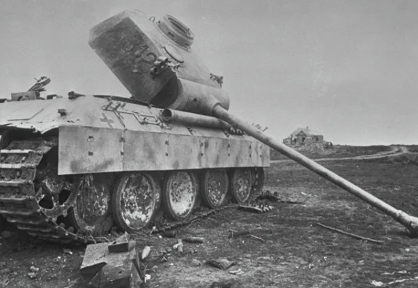 12 июля под Прохоровкой разыгралось самое грандиозное танковое сражение. С обеих сторон в бою участвовали от 1200 до 1500 танков. За полдня было выведено из строя около 700 машин. Фото Галины Санько