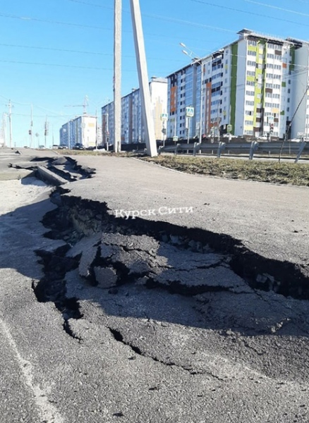 Тротуар не выдержал таяния снега и стал сползать в овраг Тротуар не выдержал таяния снега и стал сползать в овраг