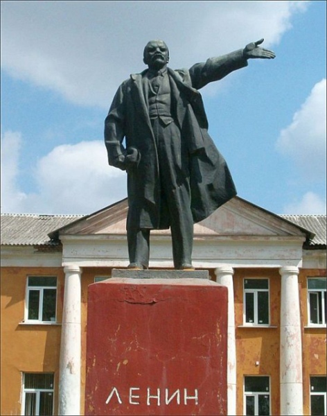 Ленин в селе Беседино Курского района – с характерным выбросом руки