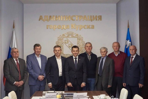 Главы города на одном фото: Александр Закурдаев, Николай Овчаров, Виктор Карамышев, Игорь Куцак, Александр Дегтярёв, Анатолий Муравьев, Юрий Иванов, Сергей Мальцев Главы города на одном фото: Александр Закурдаев, Николай Овчаров, Виктор Карамышев, Игорь Куцак, Александр Дегтярёв, Анатолий Муравьев, Юрий Иванов, Сергей Мальцев