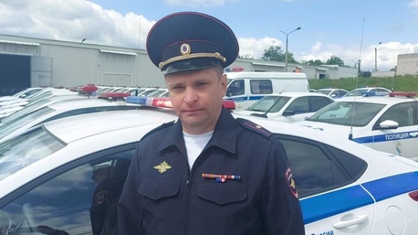 Полицейский заметил мальчика, промокшего под дождем, и остановился, чтобы разобраться в ситуации Полицейский заметил мальчика, промокшего под дождем, и остановился, чтобы разобраться в ситуации
