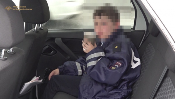 Ожидая приезда родителей, школьник грелся в служебной машине, укутанный в куртку автоинспектора, и пил горячий чай из термоса Ожидая приезда родителей, школьник грелся в служебной машине, укутанный в куртку автоинспектора, и пил горячий чай из термоса