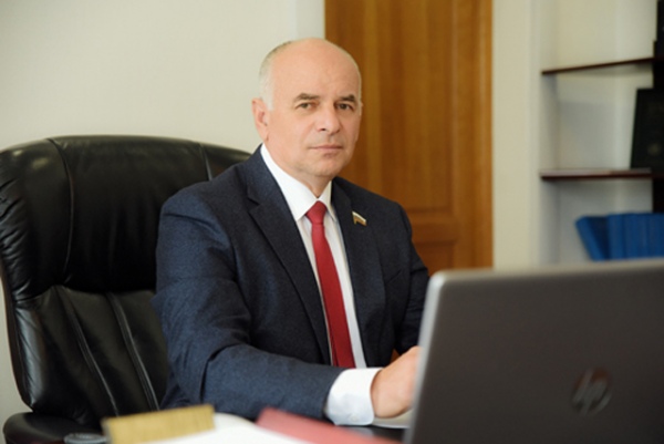 Юрий Амерев призвал депутатов перестать фотографироваться с игрушечными автоматами Юрий Амерев призвал депутатов перестать фотографироваться с игрушечными автоматами