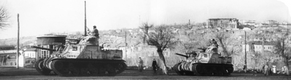 Танки М3-С (поставлялись из США по ленд-лизу) поднимаются по улице Дзержинского. Апрель-май 1943 года